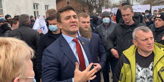Тищенко устроил обыски и потребовал стать перед ним на колени в Надворной