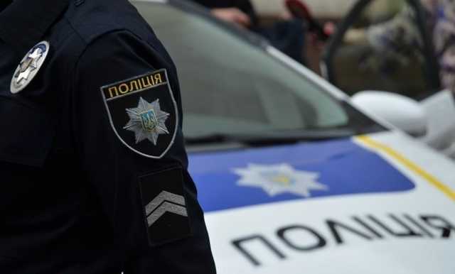 В Киеве банда разгромила и ограбила кафе, бросив на продавщицу холодильник