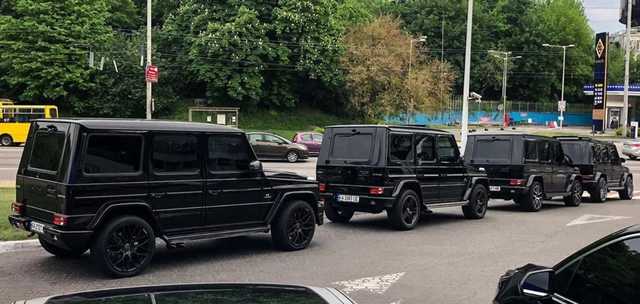 В Киеве заметили впечатляющий кортеж из бронированных внедорожников