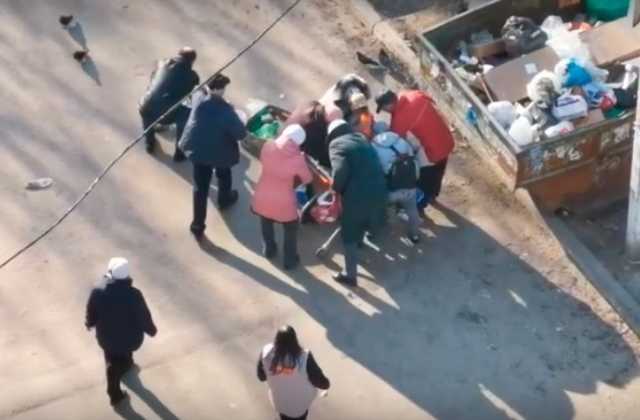 Российские пенсионеры едят из помойки просрочку. И это очень грустно
