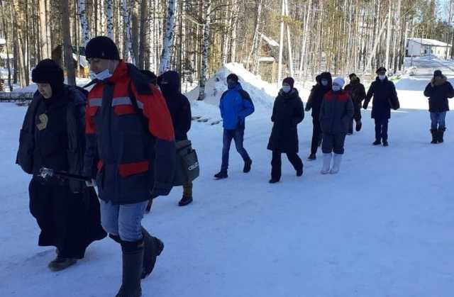 Силовики начали штурм Среднеуральского монастыря. Они выселяют сторонников отца Сергия