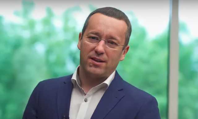 Пока Рада разбирала закон о земле, нардеп от СН выбирал себе машину