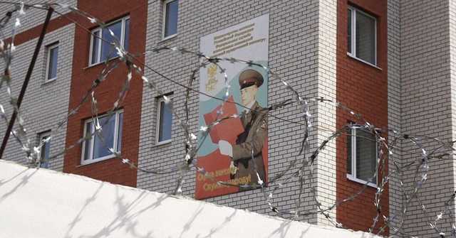 «Пока он помирал, они на это смотрели, а когда умер, забегали»