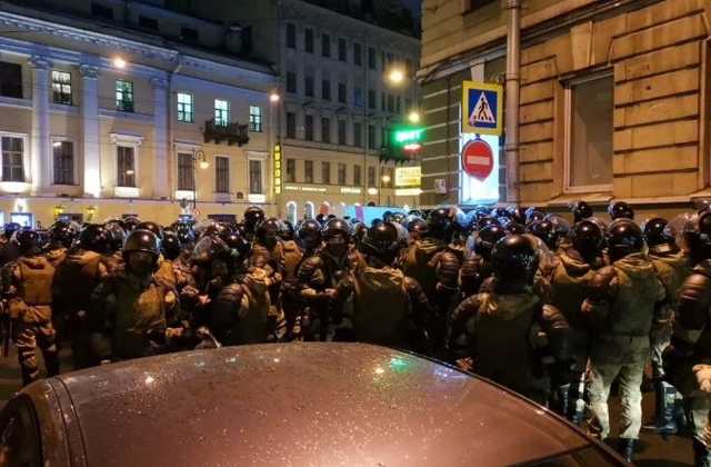 В Петербурге на акции задержали инвалида, одному участнику сломали палец