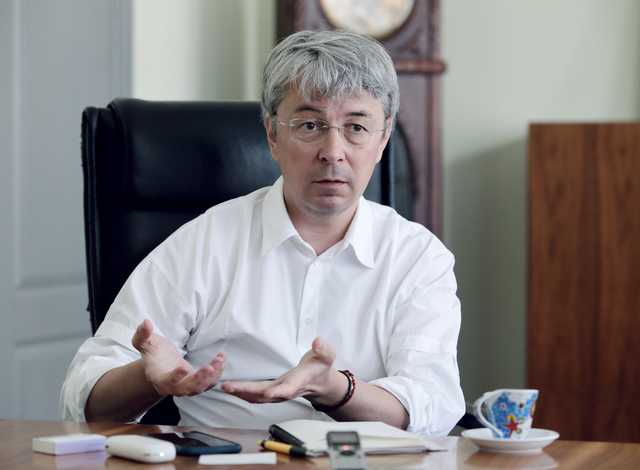 Министр Ткаченко культурно подарит “Летающую тарелку” Вагифу Алиеву
