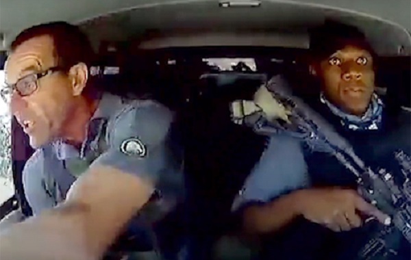 В ЮАР нападение на инкассаторский автомобиль попало на видео