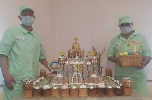 На Урале заключенные испекли храм-кулич весом 40 килограммов