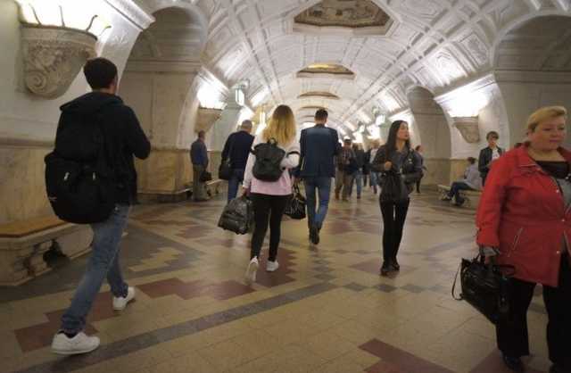 В московском метрополитене уборщик метнул нож в полицейского