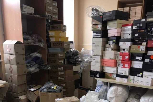 В Киеве ряд компаний уличили в незаконной продаже обуви известных брендов