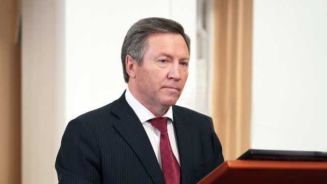 Российский экс-губернатор сел пьяным за руль, сбил дорожные знаки и уснул