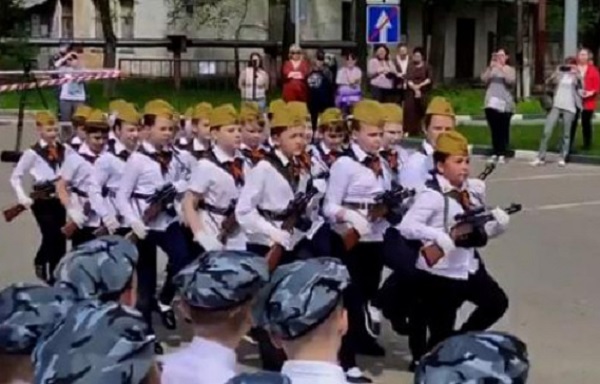 В подмосковной школе дети кричали «Мы — русские, с нами — Бог!», маршируя с автоматами