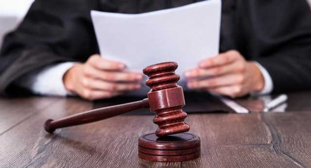В Беларуси политзаключенный воткнул себе ручку в горло прямо в зале суда