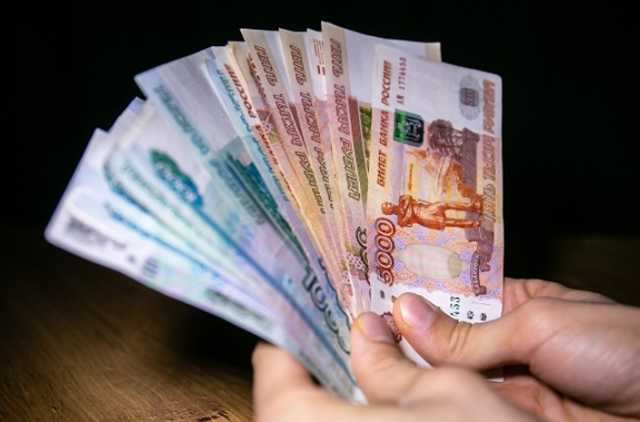 В России выросли зарплаты, но рекордно рухнули доходы
