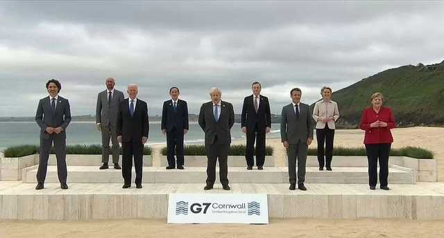 Саммит G7 начался с яркой фотосессии на пляже