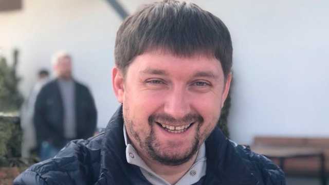 «Приставил нож, угрожал похищением беременной супруги и дочери»