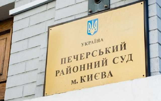 Суд оставил под арестом картины Порошенко, который опутал их ”колючкой”