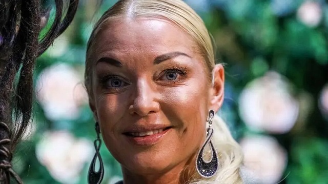 Балерина Анастасия Волочкова села в шпагат на всю ширину парусника