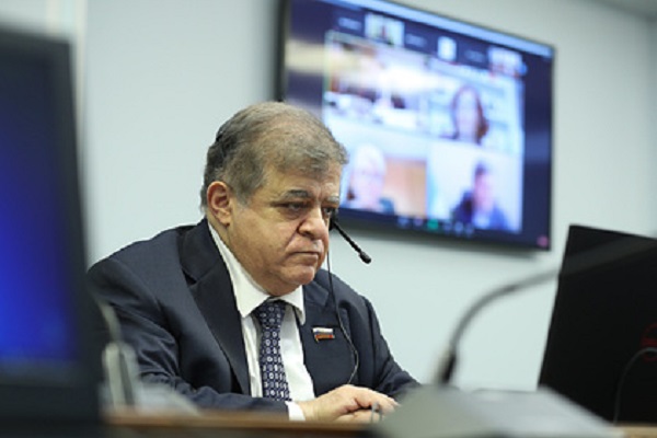 Сенатор заявил об идущей с Запада антипрививочной кампании в соцсетях