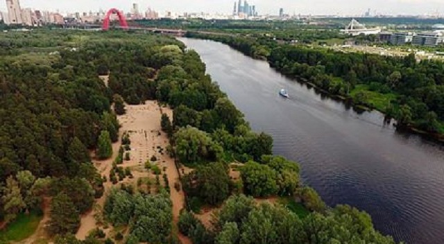 К нудистскому пляжу в Москве прибило труп трансгендера