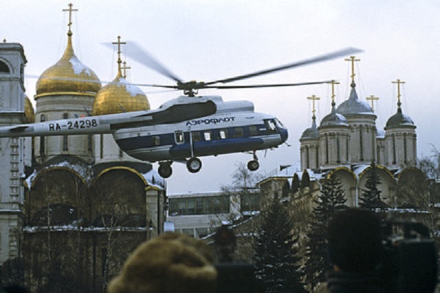 Стало известно об угрозе сбить вертолет сторонников Ельцина над Москвой в 1996-м