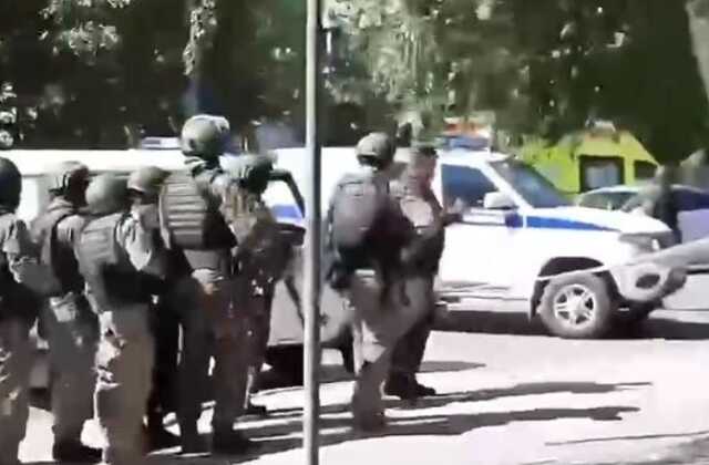 В Тюмени подъезды к офису Сбербанка перекрыли силовики. Очевидцы говорят о заложниках
