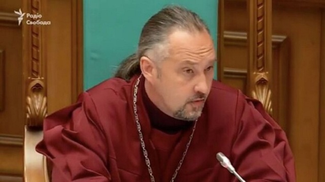 НАПК требует уволить судью КС, угрожавшего цитатой из “Трех мушкетеров”