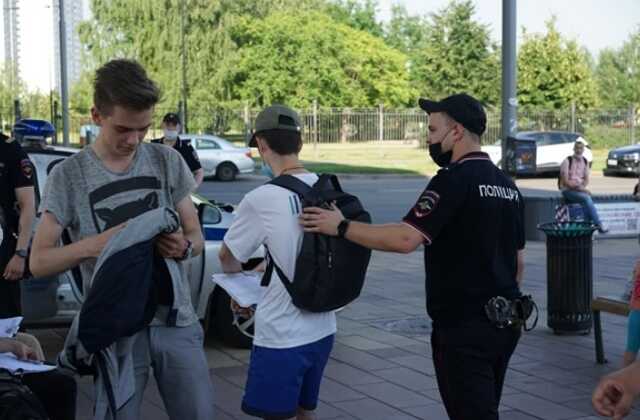 В Москве задержали сборщиков подписей за кандидата в Госдуму Романа Юнемана