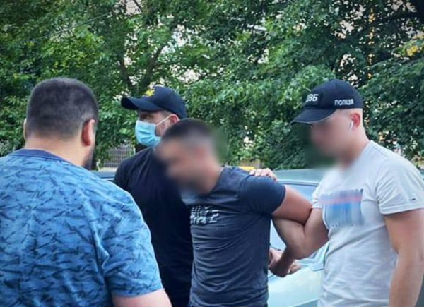 В Покрове полицейского поймали на торговле оружием