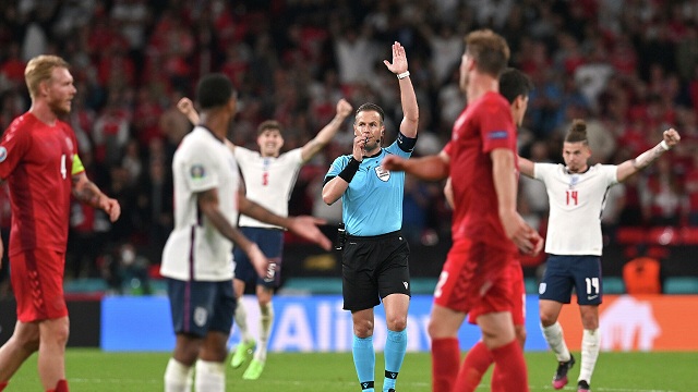 Голландцу VAR не нужен: арбитр казнил Данию и имел на это право