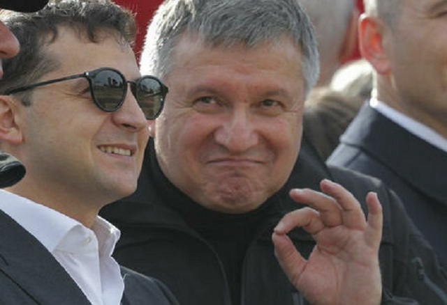 Подать в отставку Авакова попросил Зеленский