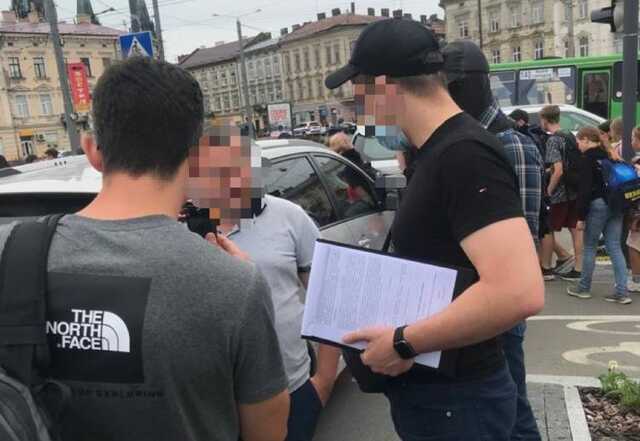 Во Львове на взятке поймали прокурора
