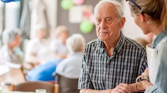 В доме престарелых в Днепре 81-летний пьяный рецидивист изрезал ножом 64-летнего мужчину