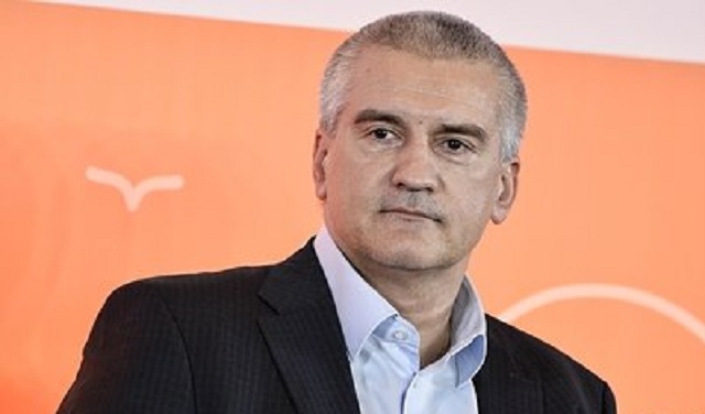 Аксенов потребовал отставки разрешившей работу ресторанов чиновницы