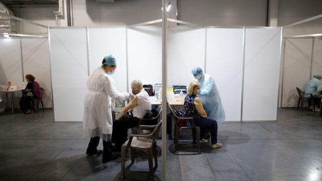 Moderna заявила о необходимости третьей прививки для вакцинированных от COVID