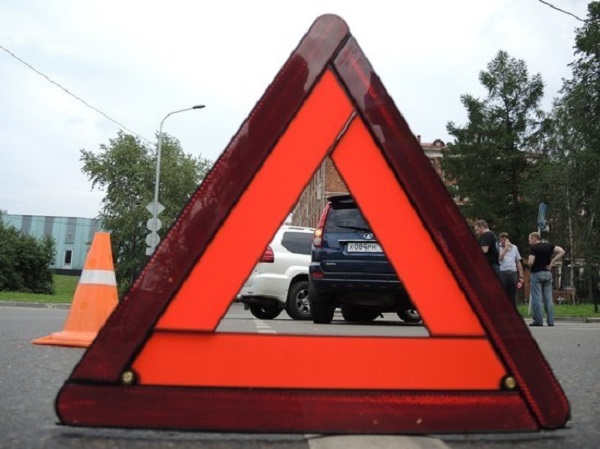 В Москве автомобиль влетел в толпу людей на остановке