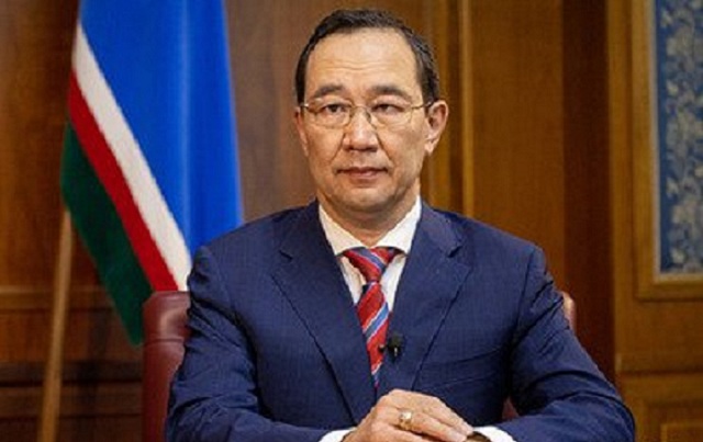 Глава Якутии возложил цветы к мемориалу погибшему на пожаре добровольцу
