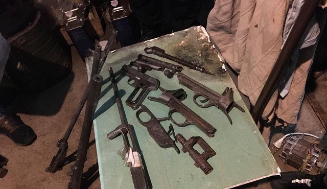В подпольной мастерской российского пенсионера нашли пистолеты и гранаты