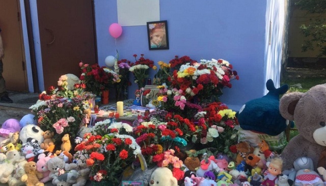 Дядя убитой в Тюмени девочки умер у стихийного мемориала