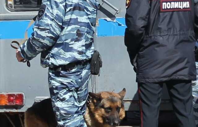 В Тюмени дядя убитой школьницы погиб, упав возле стихийного мемориала