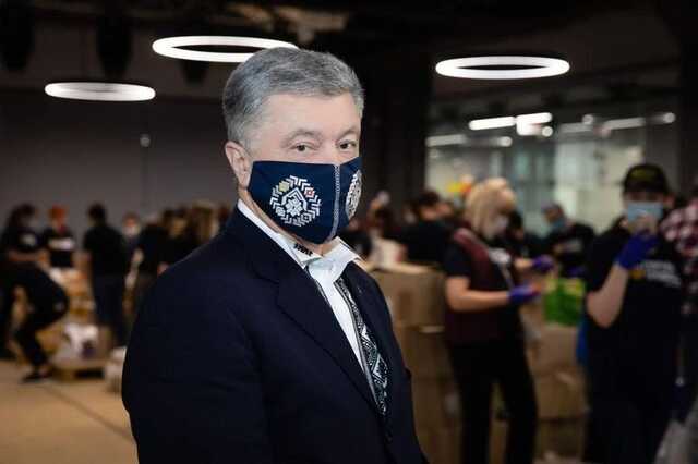 На Крещатике Порошенко облили зеленкой