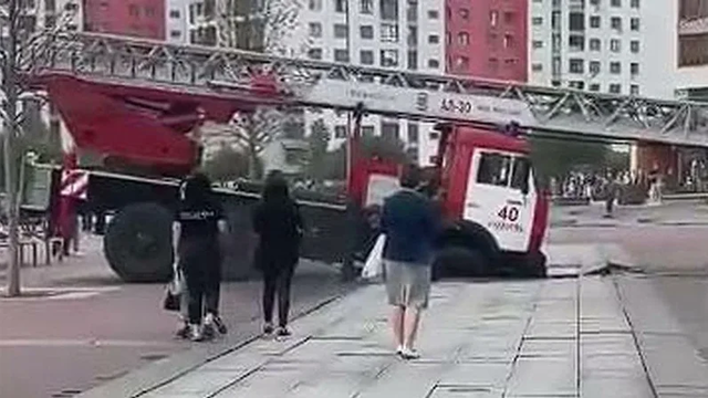 В Тюмени пожарная машина, ехавшая на вызов, провалилась в фонтан