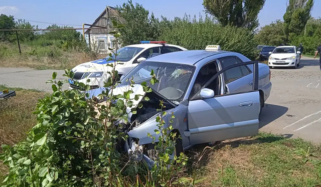В Запорожской области пьяный таксист 5 километров провез полицейского на капоте