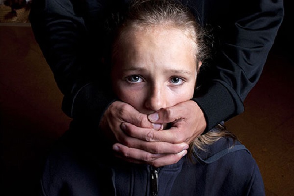 Квартира заманившего к себе 10-летнюю школьницу россиянина попала на видео