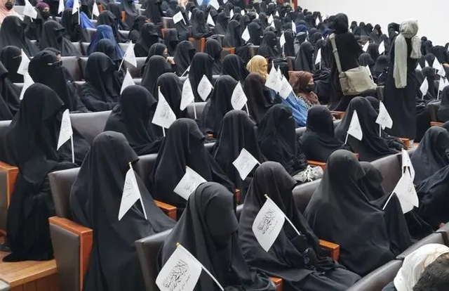 В столице Афганистана девушки вышли на улицы в поддержку раздельного обучения и хиджабов
