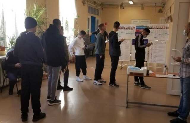 Избирком Петербурга считает группы «спортсменов» на участках не «каруселями», а очередями