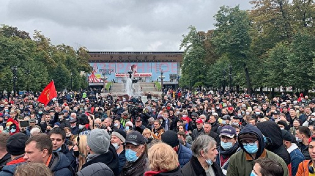 Полиция на митинге коммунистов включила песню «Дядя Вова, мы с тобой»