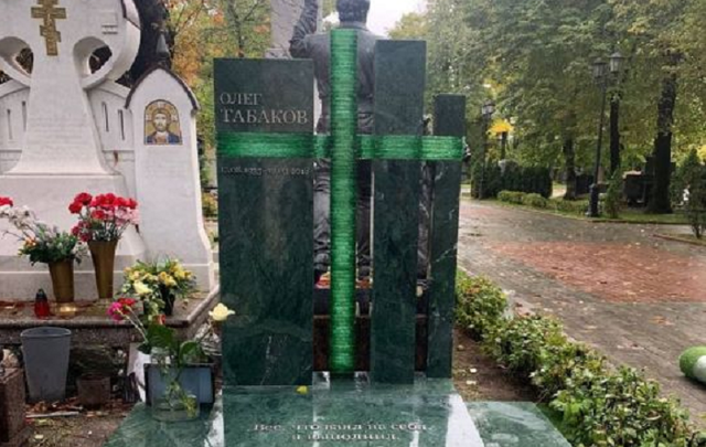 На могиле Олега Табакова наконец поставили памятник: как он выглядит