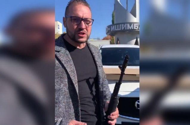В Башкирии двое мужчин отправились по школам, вооружившись охолощенным АК-47