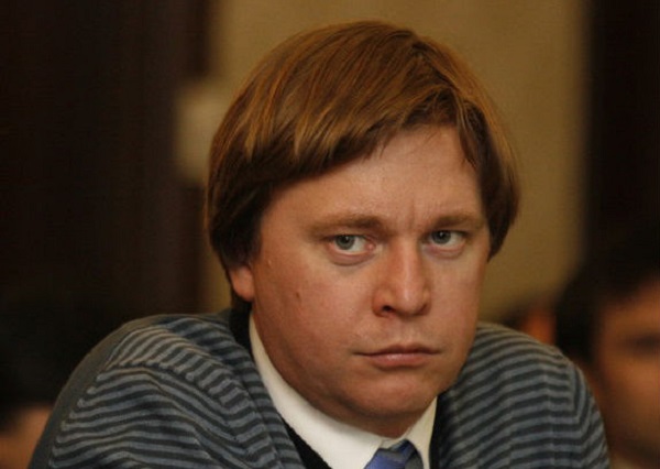 Бурков начал "брать" квартирами?