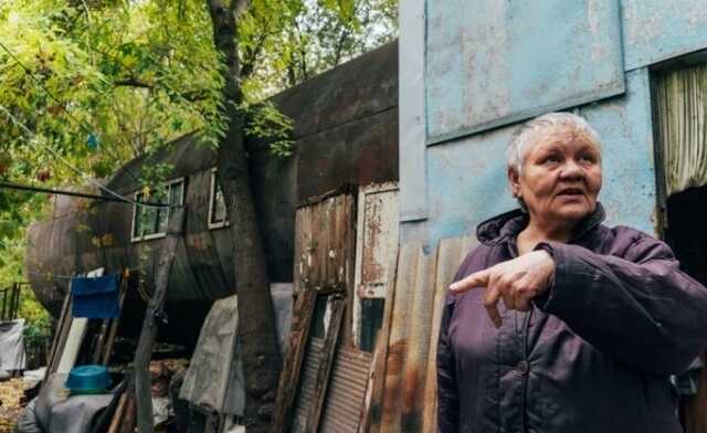 Жительница Омска 35 лет живет в ржавой железной бочке